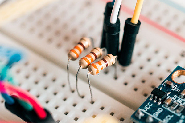 Постоянный резистор. Номиналы и цветовая маркировка резисторов. Резистор