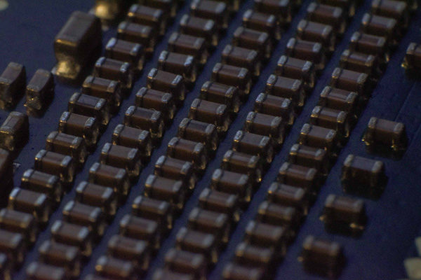 Плоский конденсатор. Заряд и емкость конденсатора. Конденстор